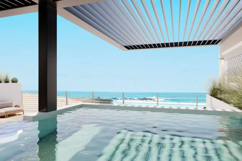 Piscina attico · Vista mare